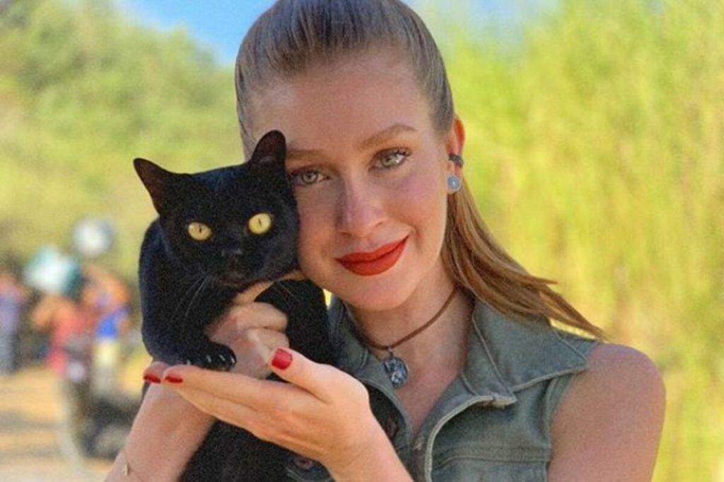 Marina Ruy Barbosa e um dos gatos de O Sétimo Guardião
