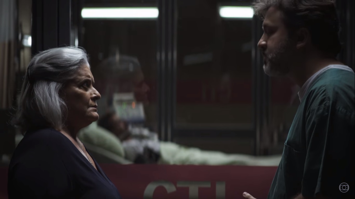 Médico avisa Nilda (Jussara Freire) que Amadeu (Marcos Palmeira) pode não voltar a andar em A Dona do Pedaço