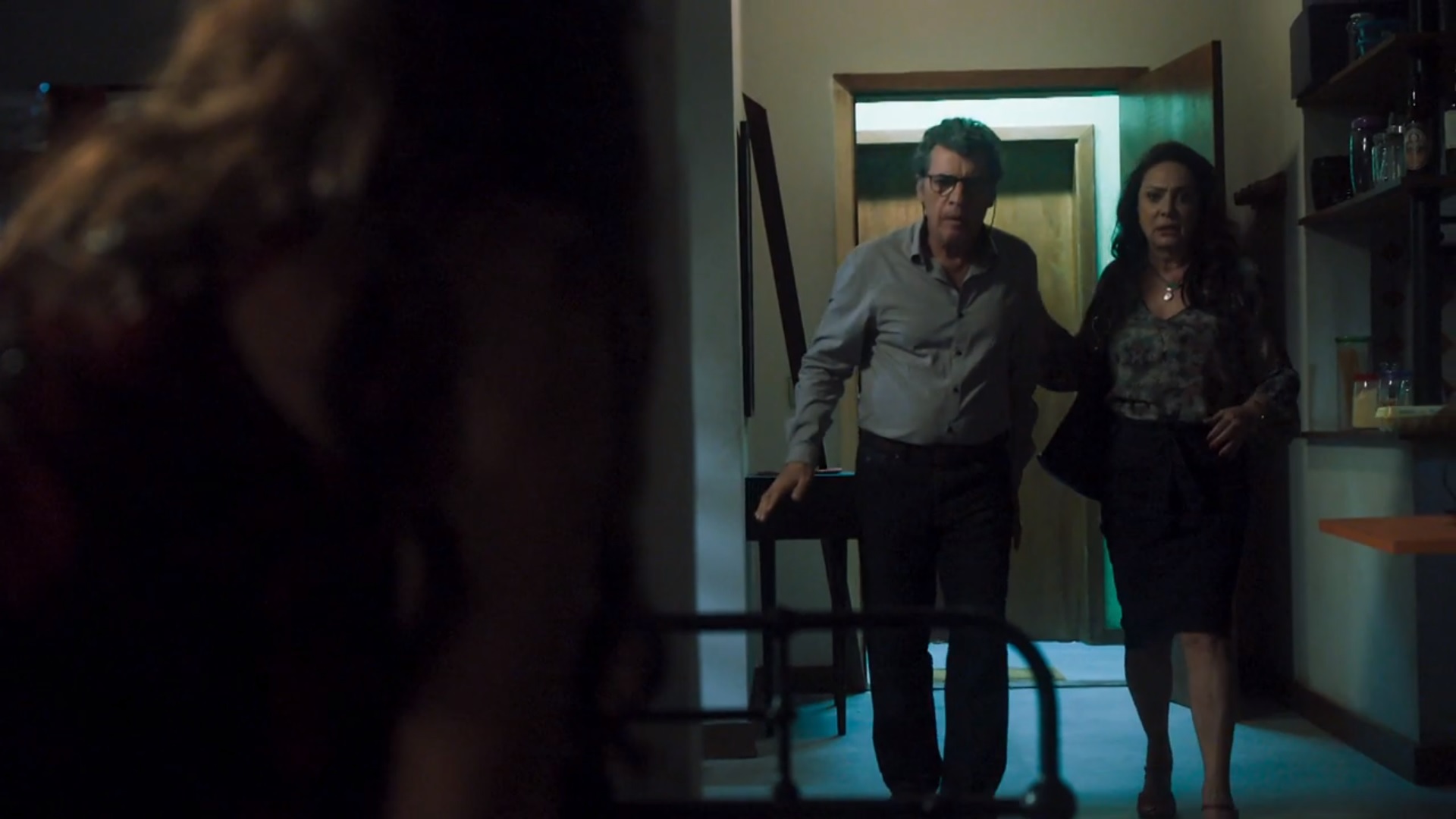 Miguel (Paulo Betti) e Rania (Eliane Giardini) invadindo apartamento de Zuleika (Emanuelle Araújo) em Órfãos da Terra