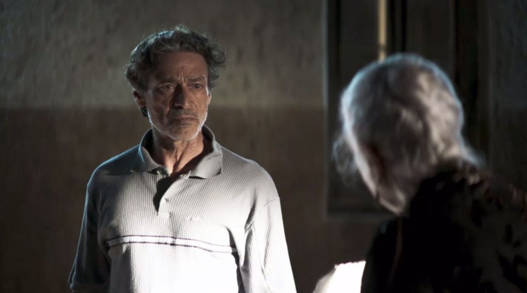Miroel (Luiz Carlos Vasconcellos) recebe Dulce (Fernanda Montenegro) em A Dona do Pedaço