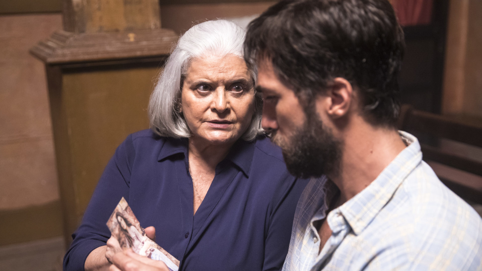 Nilda (Jussara Freire) orienta Rael (Rafael Queiroz) a se aproximar de Maria da Paz (Juliana Paes) em A Dona do Pedaço