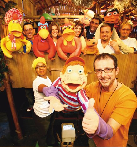Atores que dão vida aos personagens da série infantil Cocoricó na TV Cultura (Reprodução: TV Cultura)