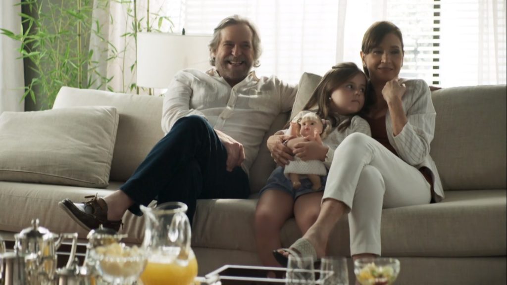 Otávio (José de Abreu) e Beatriz (Nathalia do Valle) com Virgínia em A Dona do Pedaço