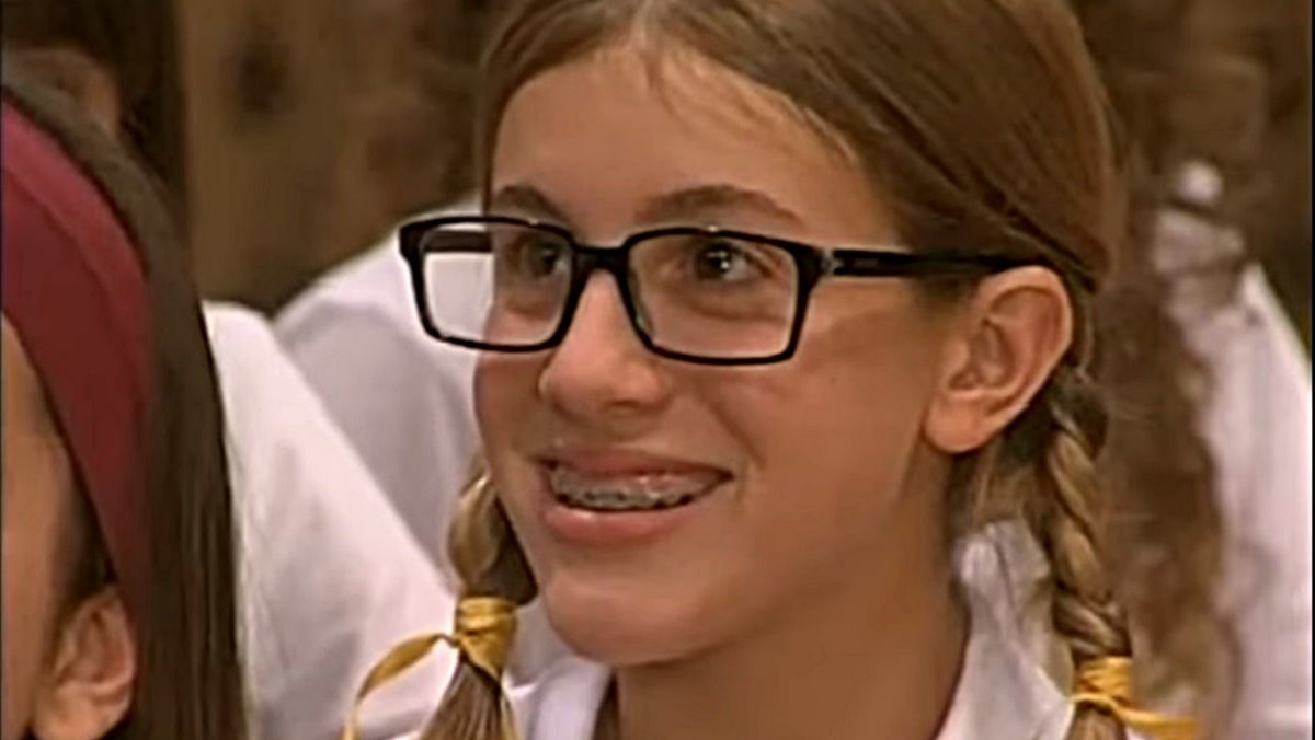 A atriz argentina Laura Natalia Esquível interpretou Patrícia (Patinho) na novela Patinho Feio, do canal El Trece (Reprodução: Youtube)