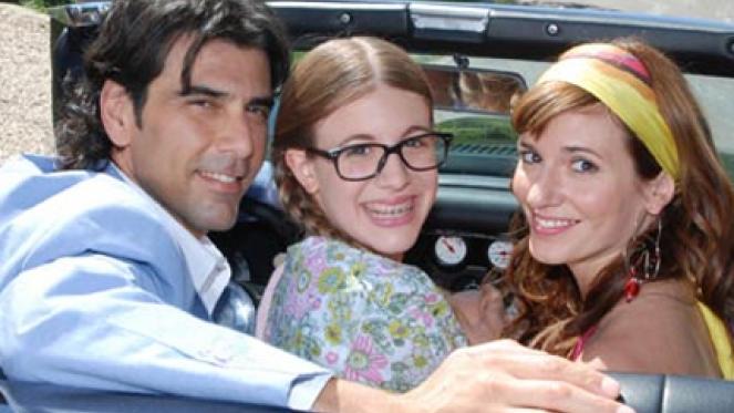 Os atores Juan Darthés, Laura Natalia Esquivel e Griselda Siciliani formaram o elenco principal da versão argentina de Patinho Feio (Reprodução: El Trece)
