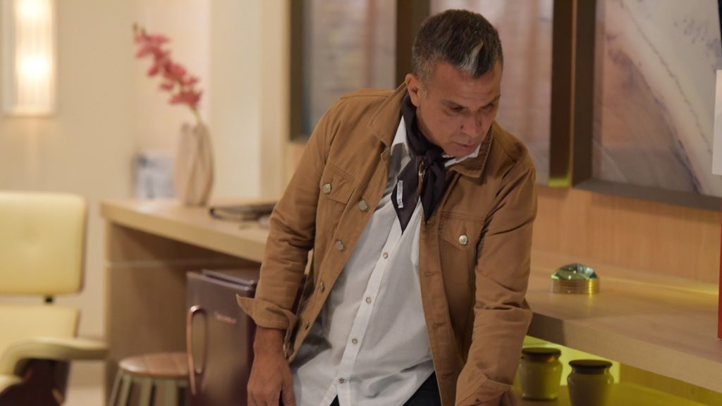 Pierre (Eri Johnson) mexe no celular de Sophia (Camila Rodrigues) em Topíssima
