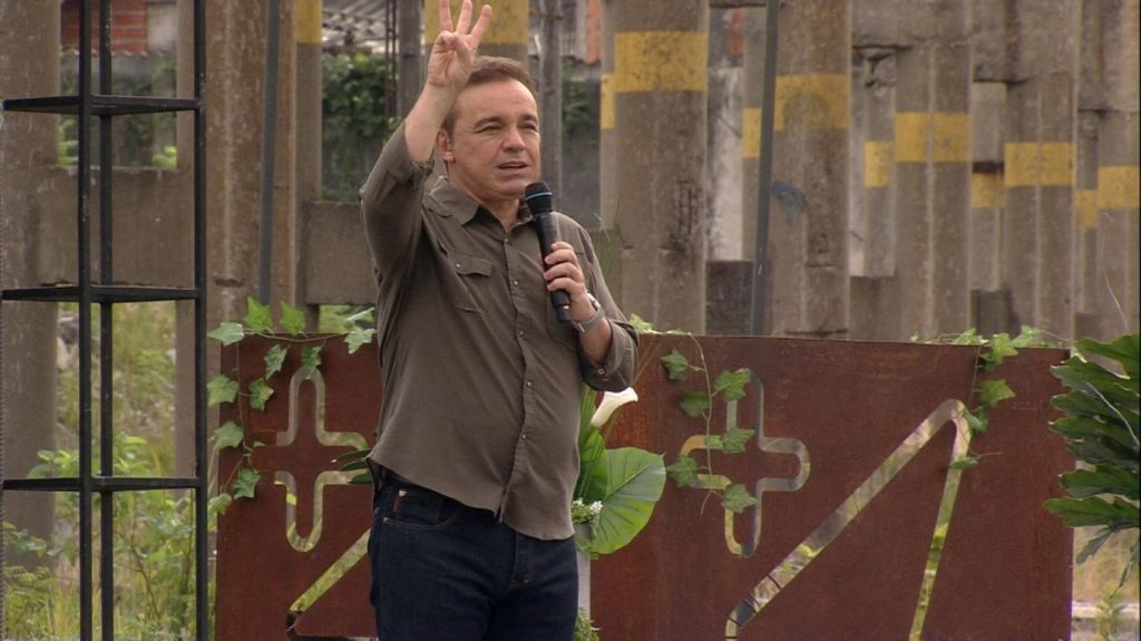 Gugu Liberato apresentando o Power Couple Brasil 4