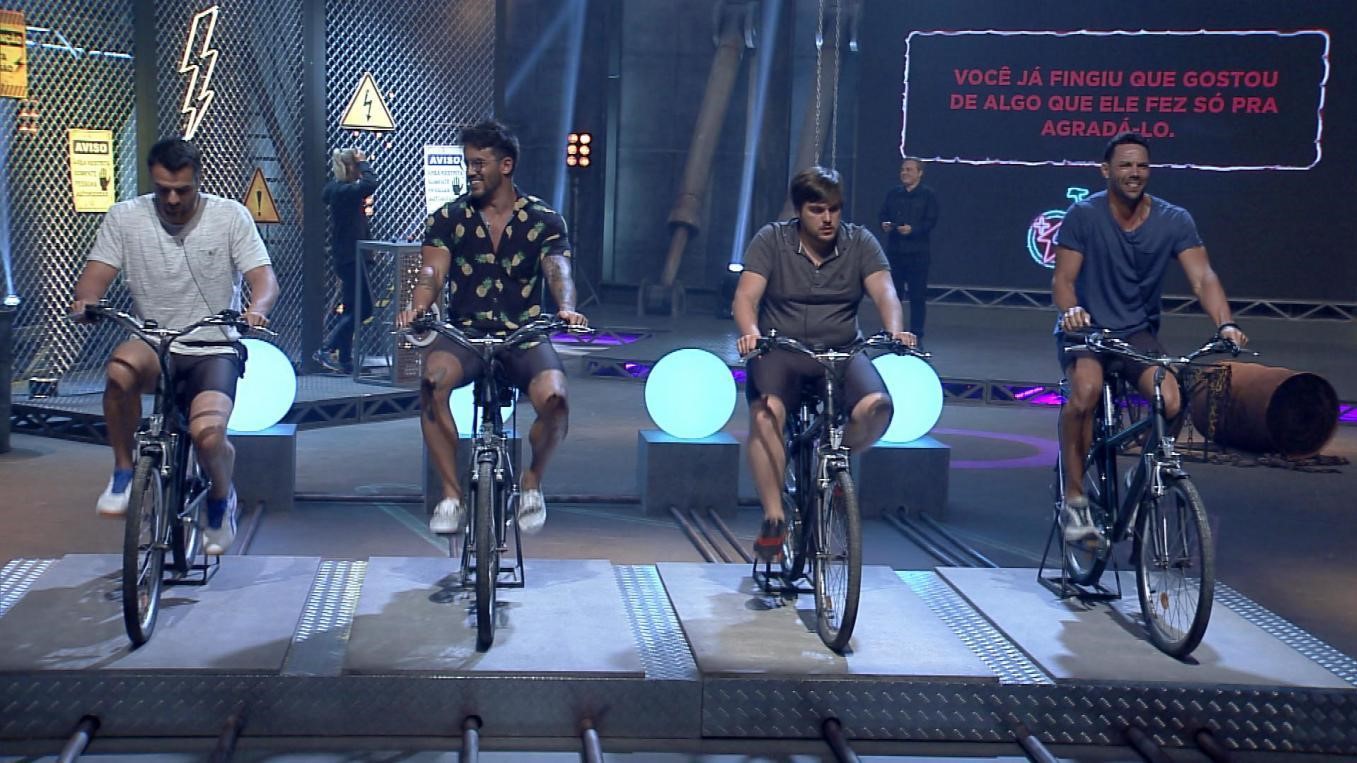 Maridos pedalando durante a prova das mulheres