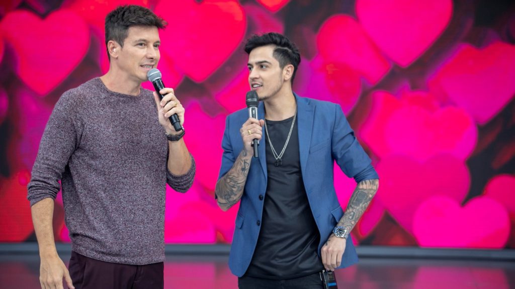 Rodrigo Faro e o cantor Jefferson Moraes no palco do programa Hora do Faro 