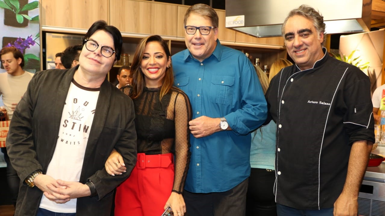 Evê Sobral, Gisele Alves, Luciano Faccioli e Arturo Salano no programa Papo em Dia