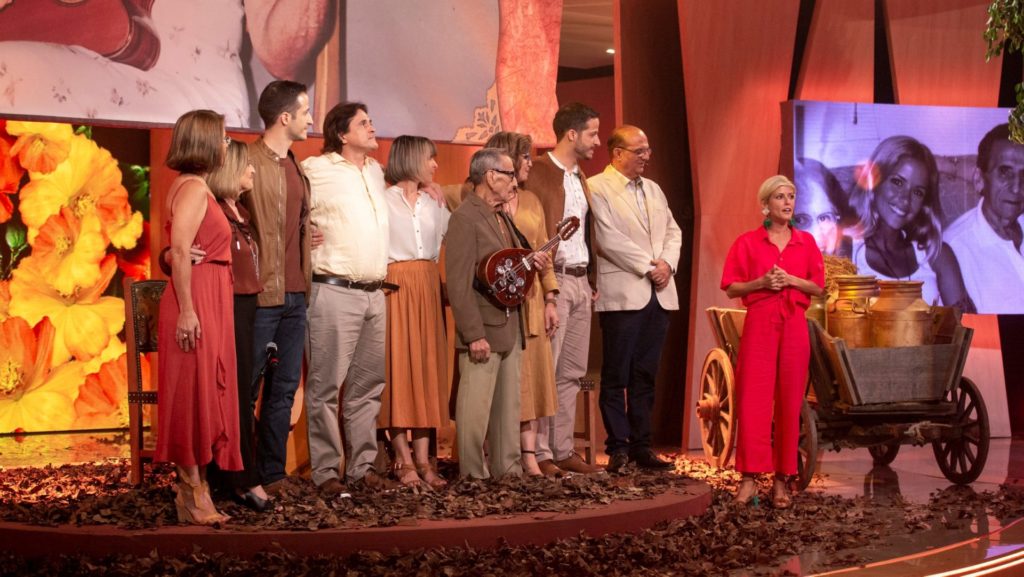 Fernanda de Freitas e familia no palco do programa Tamanho em Família