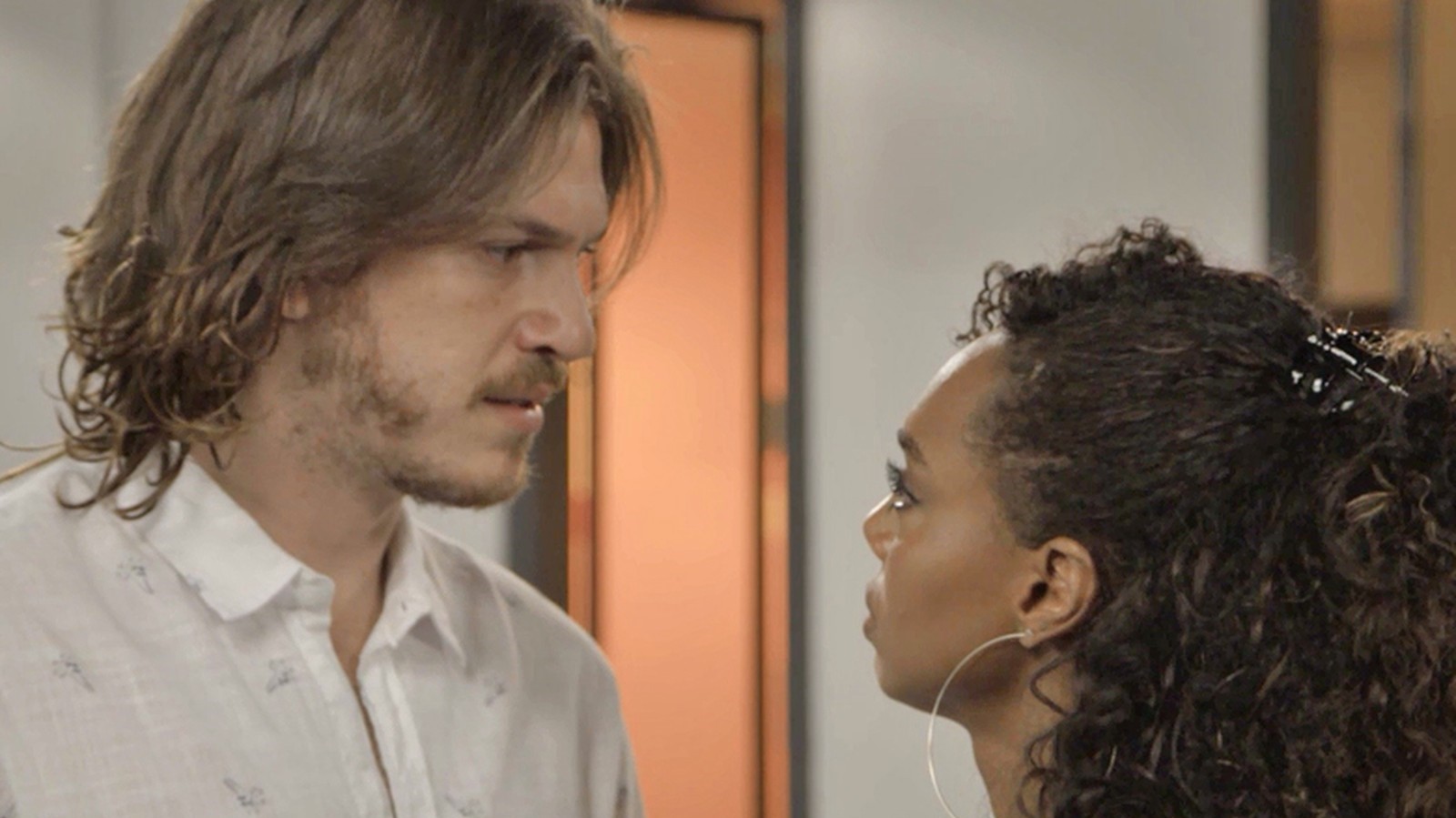 Quinzinho (Caio Paduan) e Dandara (Dandara) em Verão 90