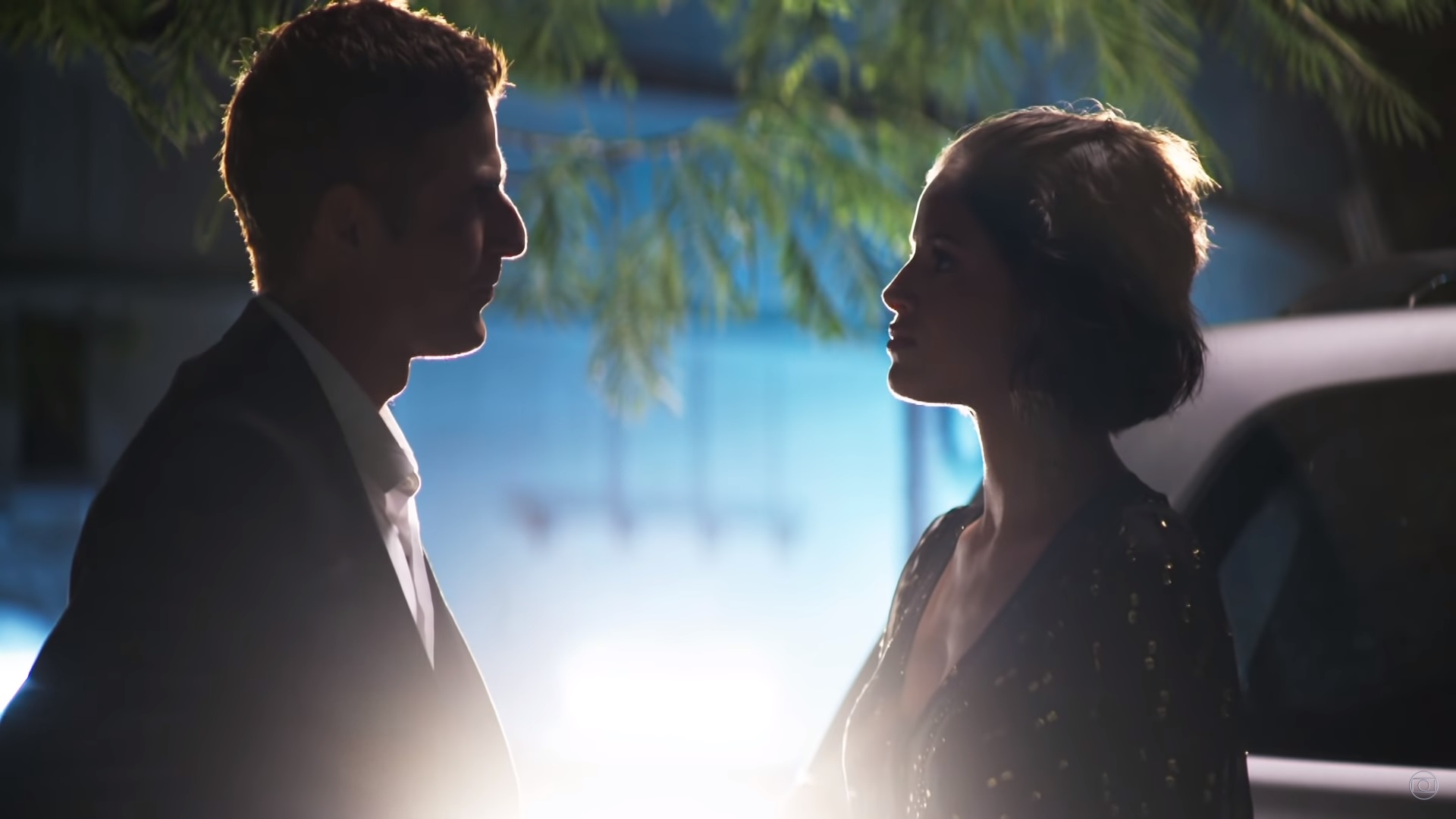 Régis (Reynaldo Gianecchini) e Josiane (Agatha Moreira) em A Dona do Pedaço