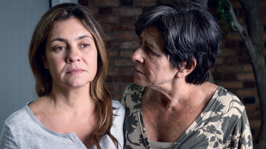 Julieta (Denise Weinberg) e Stela (Adriana Esteves), que está internada em um clínica psiquiátrica