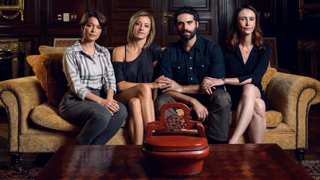 Tamires (Bianca Muller), Henrique (Gabriel Muglia), Leila (Sabrina Greve) e Clarice (Silvia Lourenço), filhos de Roger