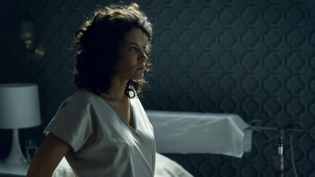 Maria José (Hermila Guedes) na clínica de Roger Sadala