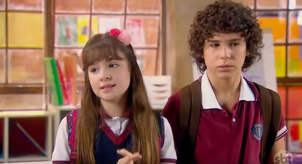 Sophia Valverde e Ígor Jensen em cena na novela As Aventuras de Poliana no SBT (Reprodução: SBT)