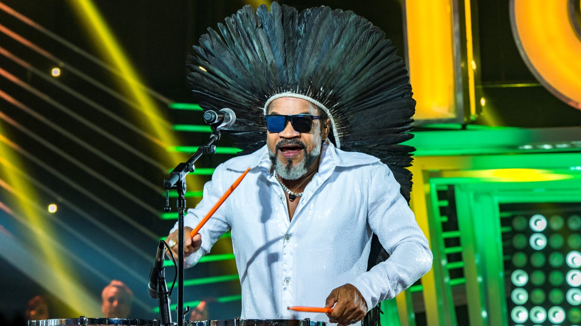Carlinhos Brown se apresentando no palco do programa SóTocaTop