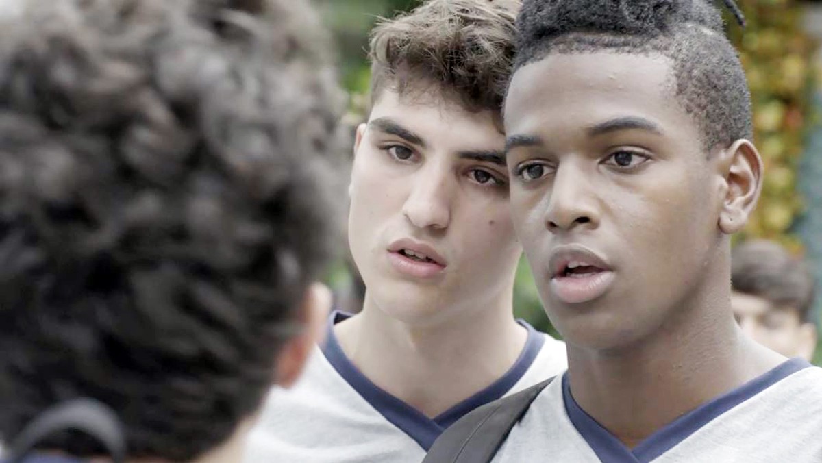 Tatoo (Caian Zattar) e Camelo (Ronald Sotto) em Malhação