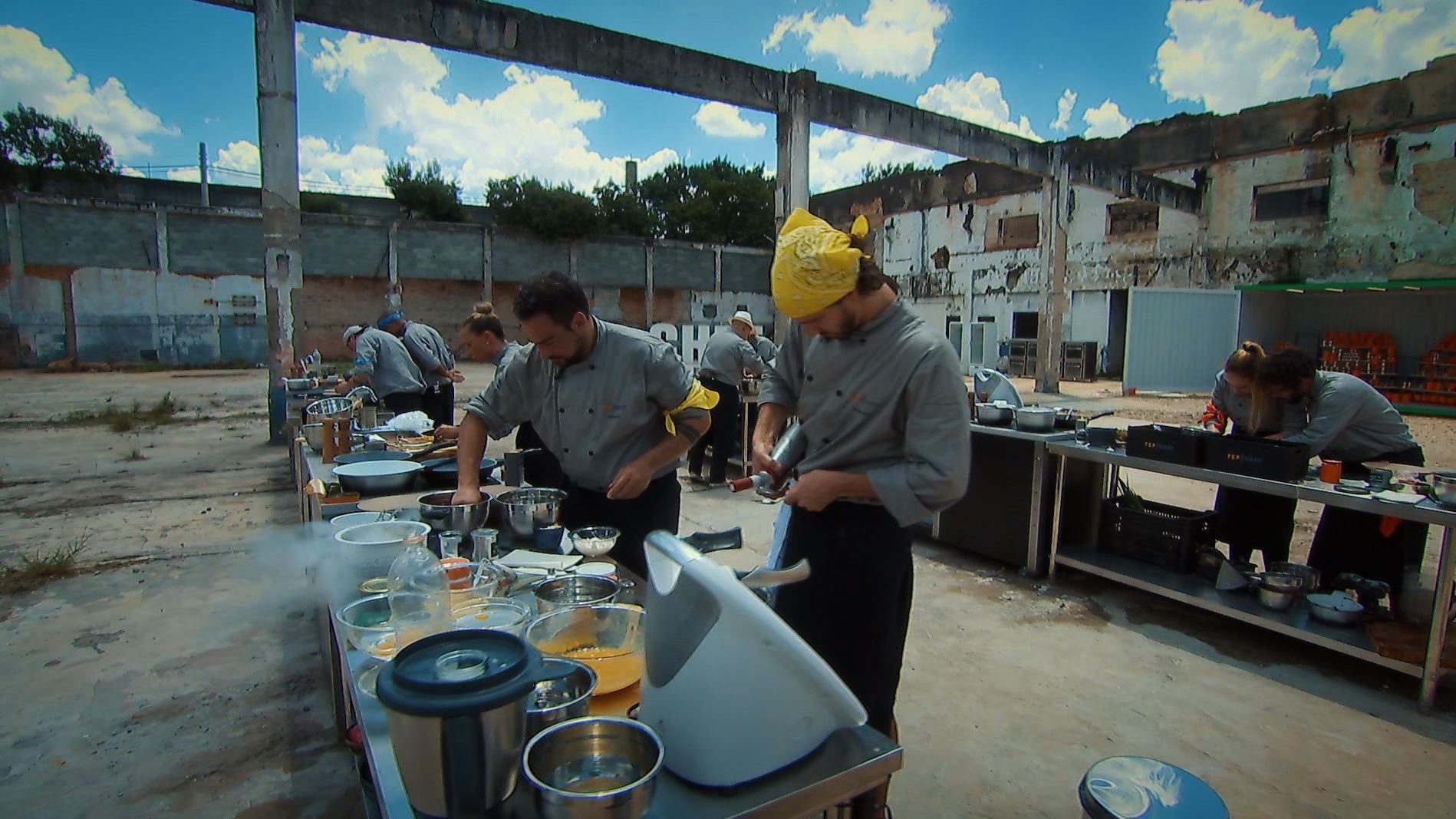 Participantes cozinhando no programa Top Chef Brasil