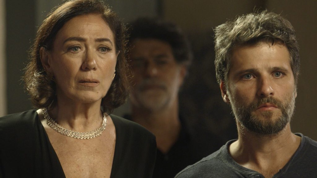 Valentina (Lilia Cabral), Murilo (Eduardo Moscóvis) e Gabriel (Bruno Gagliasso) ficam surpresos com a revelação de Judith (Isabela Garcia) em O Sétimo Guardião