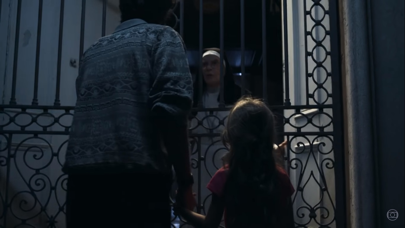 Vicente (Álamo Facó) leva Fabiana até um convento em A Dona do Pedaço