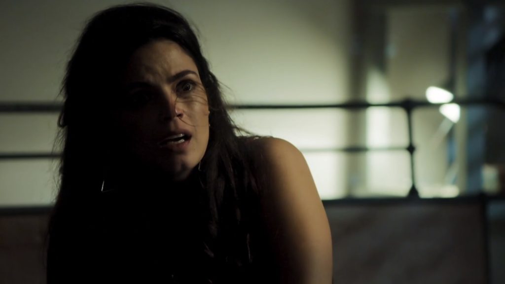 Zuleika (Emanuelle Araújo) se assusta com a presença dos pais em Órfãos da Terra