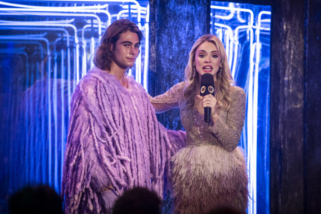 Manu (Isabelle Drummond) e João (Rafael Vitti) em Verão 90