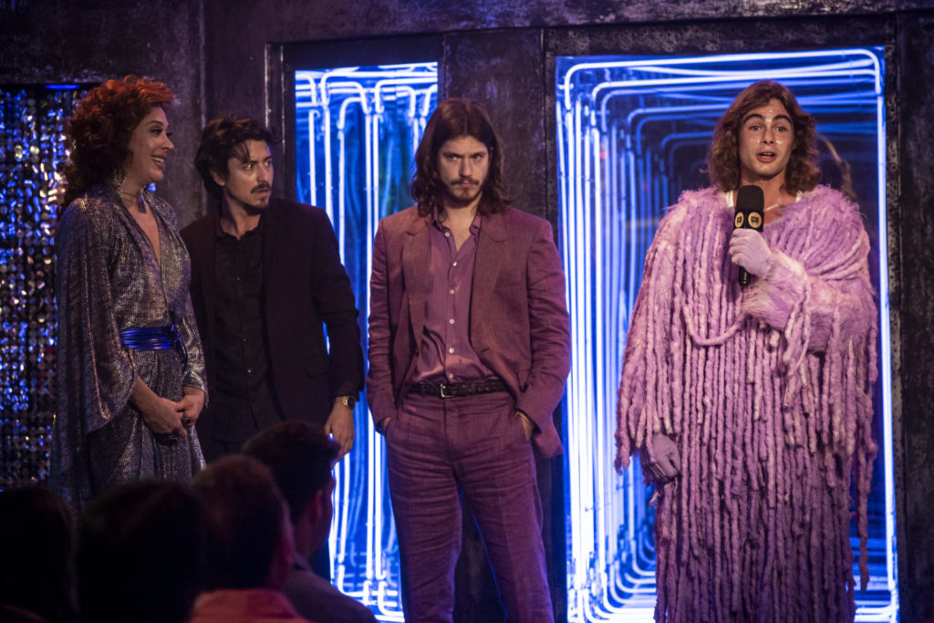João (Rafael Vitti) sobe no palco com a fantasia do Cachorrão e se revela para todos como Manuel de Tras dos Montes em Verão 90