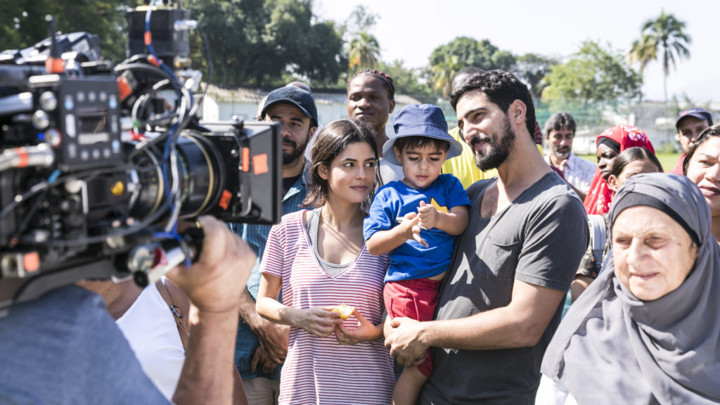 Laila (Julia Dalavia) , Raduan (Breno Dellatorre) e Jamil (Renato Goes) em Órfãos da Terra
