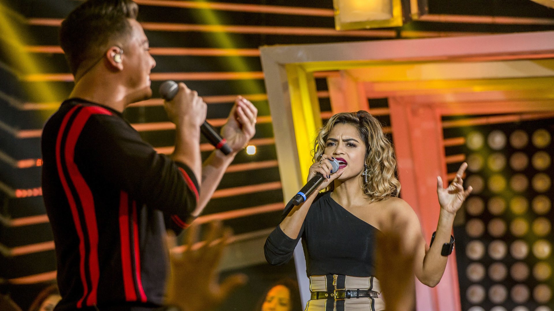 Wesley Safadão e Lucy Alves apresentando o SóTocaTop