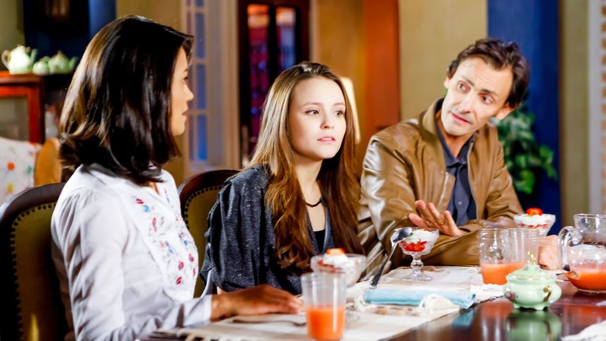 Mirela e os pais em jantar com Luca