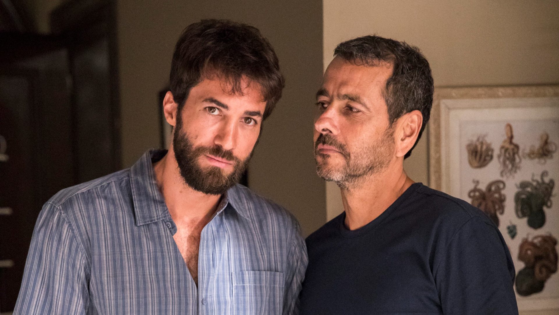 Rael (Rafael Queiroz) e Amadeu (Marcos Palmeira) em A Dona do Pedaço