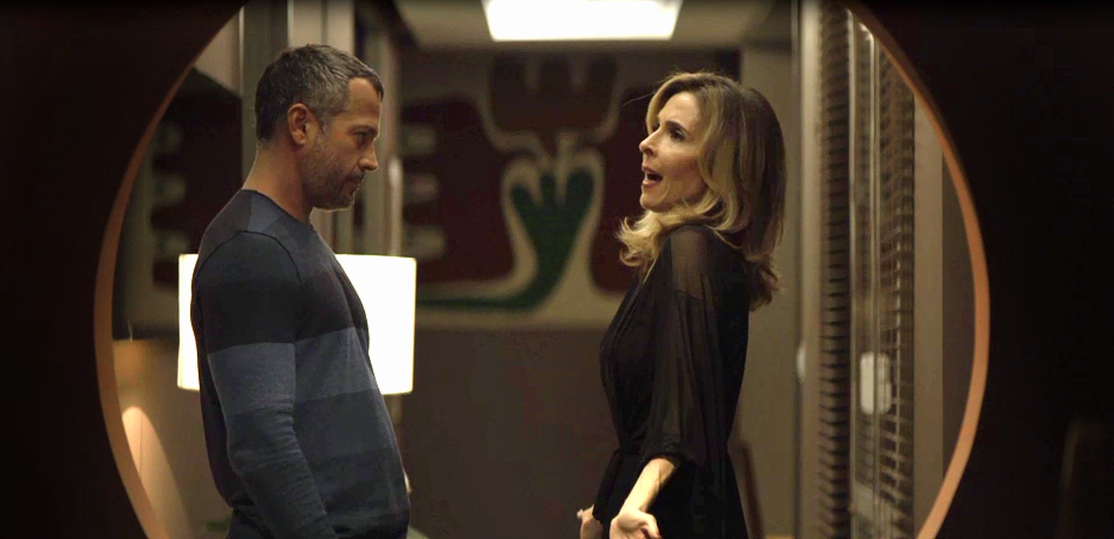 Agno (Malvino Salvador) e Lyris (Deborah Evelyn) em A Dona do Pedaço
