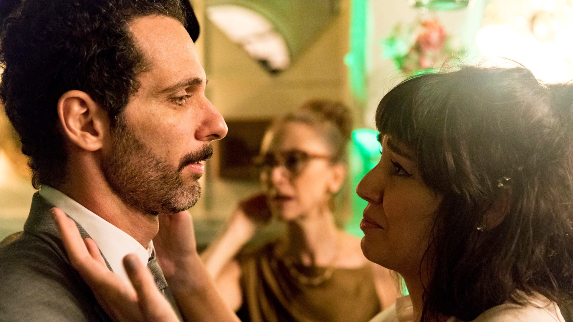 Ali (Mouhammed Harfouch) e Sara (Verônica Debom) finalmente se casam em Órfãos da Terra