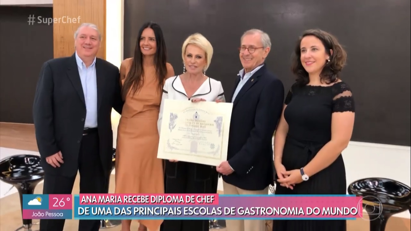 Ana Maria Braga ganha diploma no Mais Você