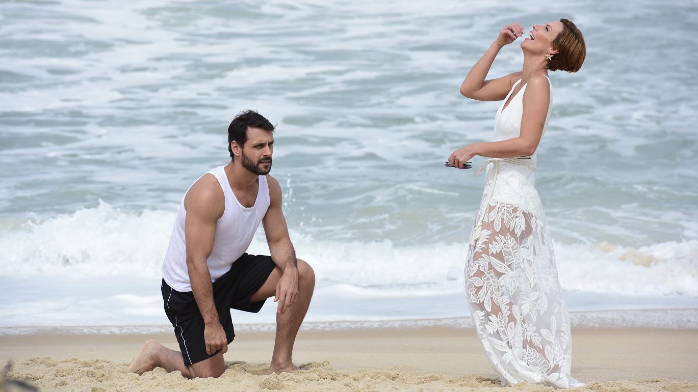 Antonio (Felipe Cunha) pede Sophia