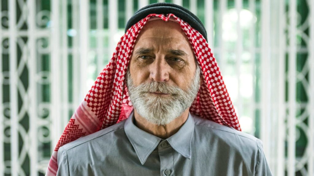 Aziz, personagem de Herson Capri em Órfãos da Terra