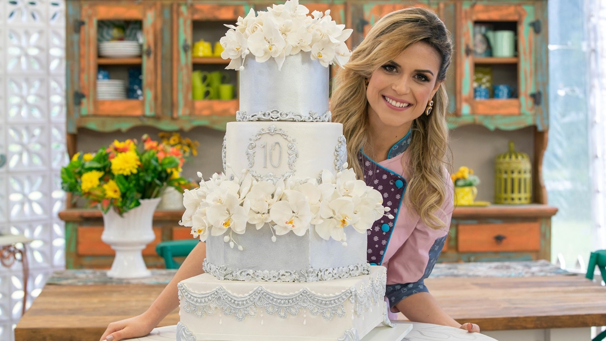 Beca Milano apresenta o Bake Off Brasil (Divulgação: SBT)