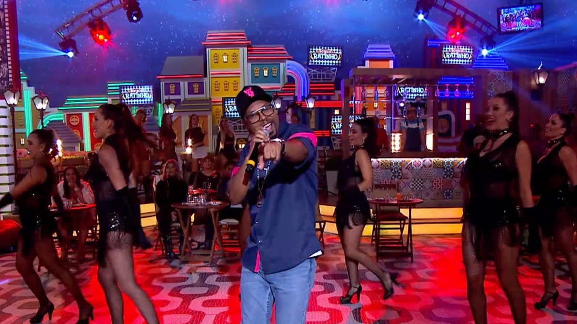 O funkeiro Buchecha no palco do Boteco do Ratinho