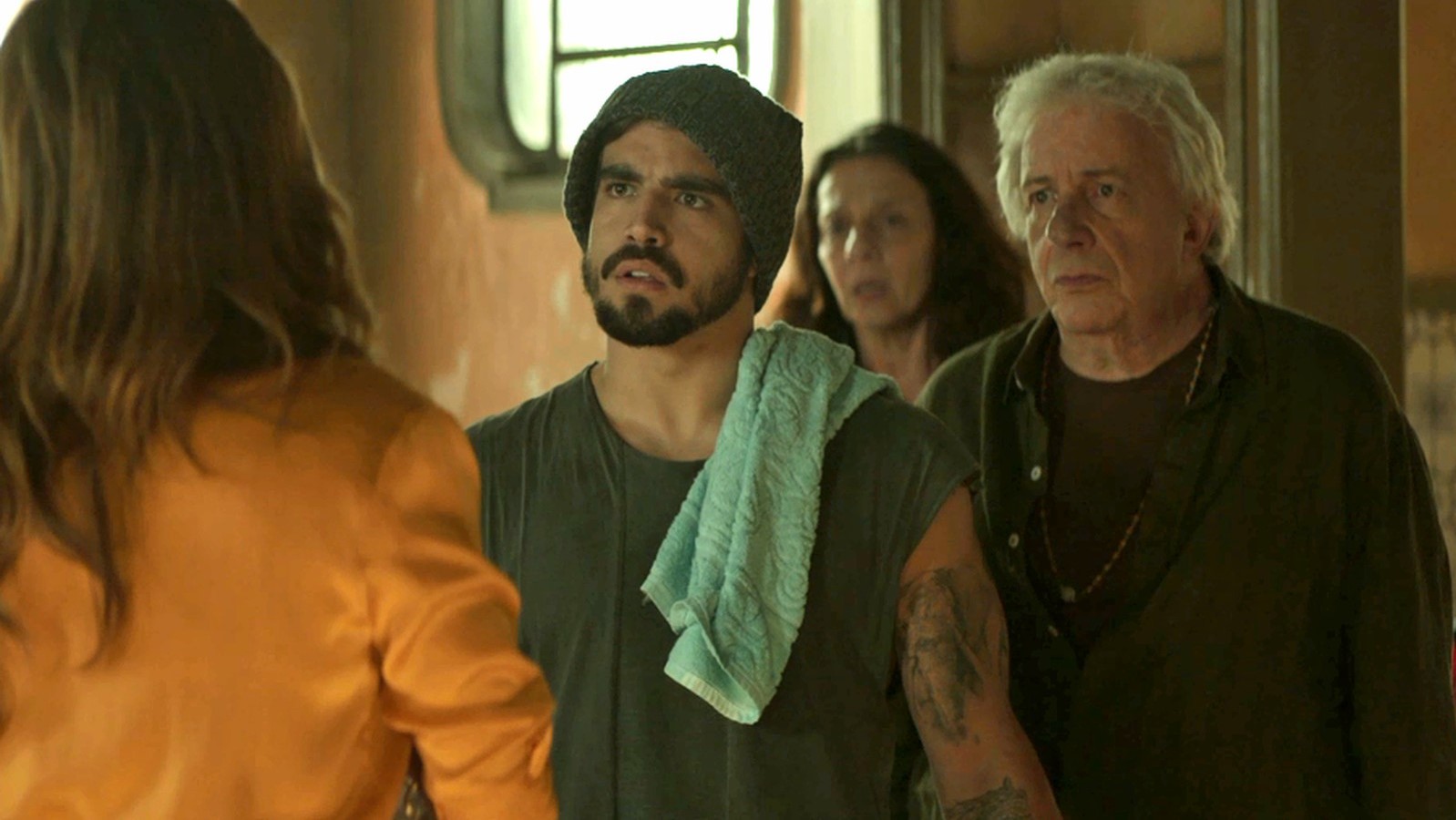 Maria da Paz (Juliana Paes) acusa o boxeador Rock de roubo, após armação de Josiane