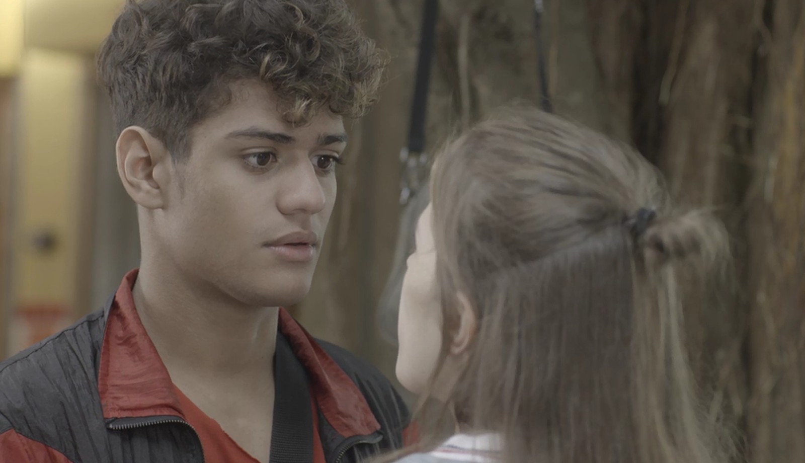 Cleber (Gabriel Santana) e Anjinha (Caroline Dallarosa) em Malhação