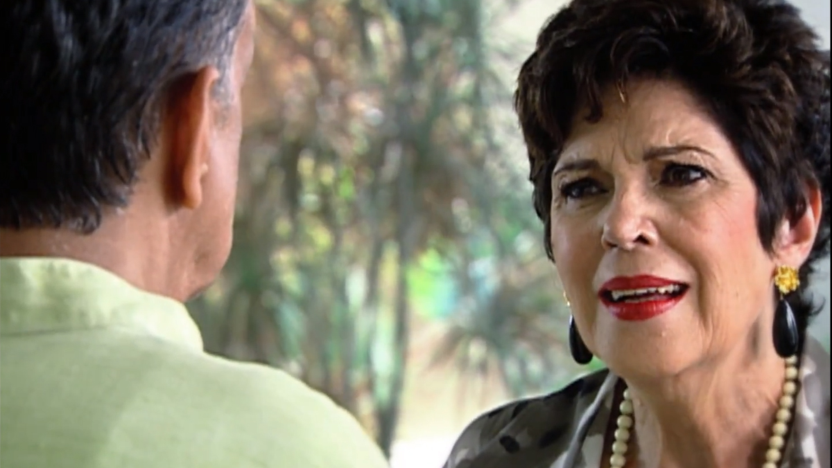 Clemente (Benvindo Sequeira) e Bárbara (Esther Góes) em Bela, a Feia