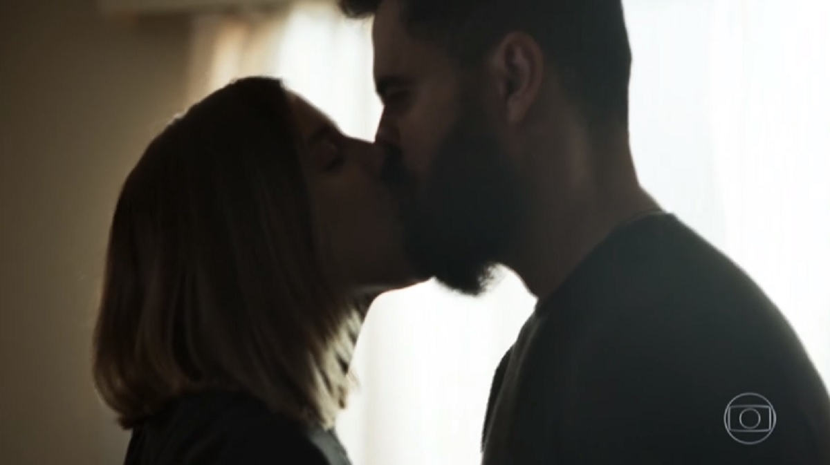 Dalila (Alice Wegman) e Paul (Carmo Dalla Vecchia), de Órfãos da Terra