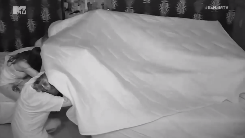 Bifão, Carol e Yasmin levantam edredom para ver casal transando
