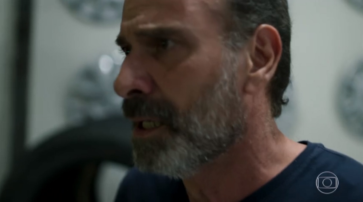 Elias (Marco Ricca), de Órfãos da Terra
