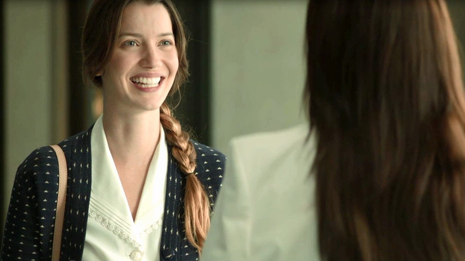 Fabiana (Nathalia Dill) frente a frente com Vivi (Paolla Oliveira) em A Dona do Pedaço