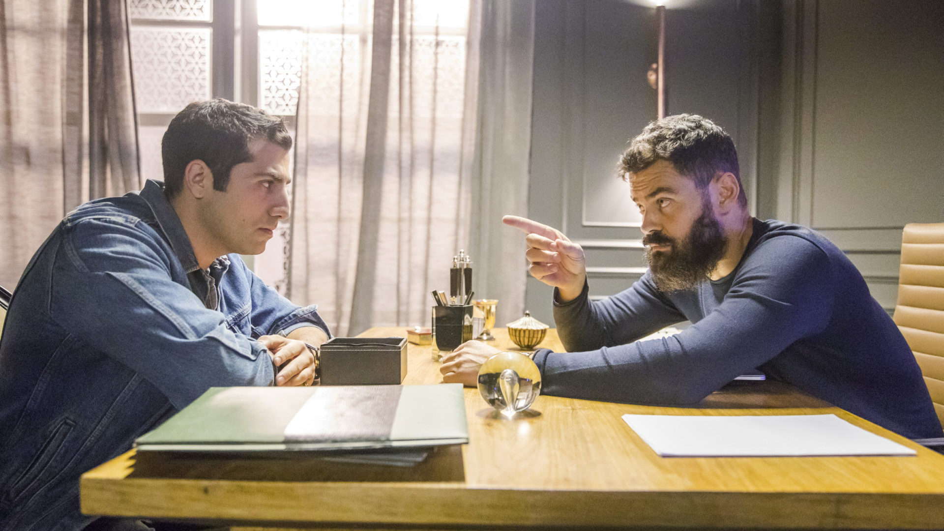 Fauze (Kaysar Dadour) diante de Paul (Carmo Dalla Vecchia) em Órfãos da Terra