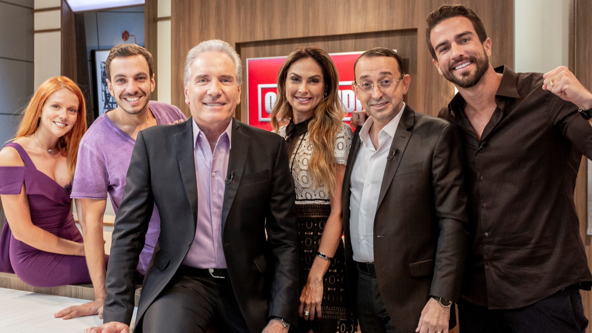 Finalistas de O Aprendiz posam com Roberto Justus e conselheiros