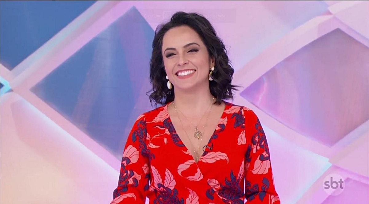 Izabella Camargo participou do Jogo das Três Pistas do Programa Silvio Santos (Reprodução: SBT)
